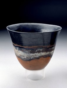 Bacia funda com exterior vermelho e preto brilhante separados por uma faixa branca, copo de kerma, dinastias 13-14, c.1755-1640 aC (argila queimada)